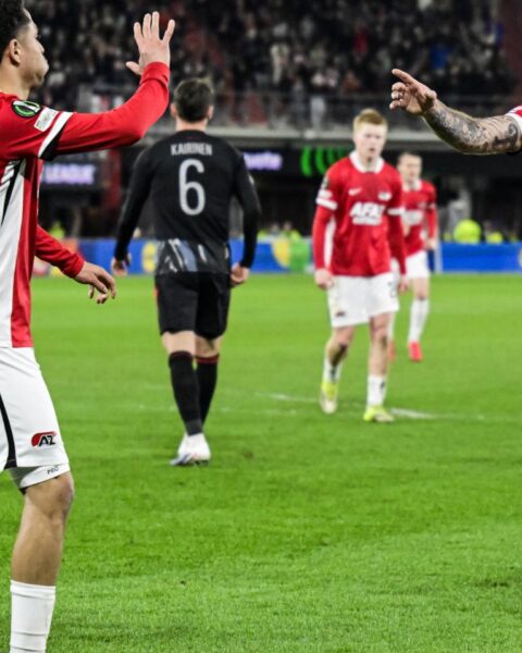 AZ Alkmaar wint eerste wedstrijd tegen Sparta Praag met 2-1 dankzij twee doelpunten van Troy Parrott