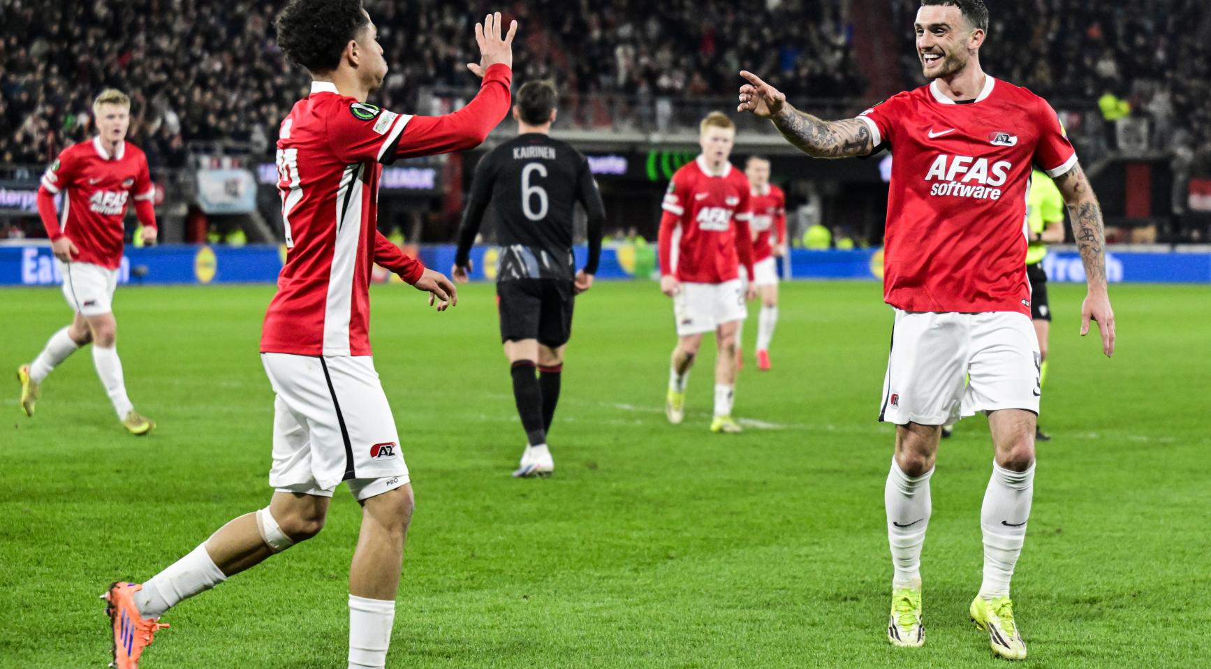 AZ Alkmaar wint eerste wedstrijd tegen Sparta Praag met 2-1 dankzij twee doelpunten van Troy Parrott