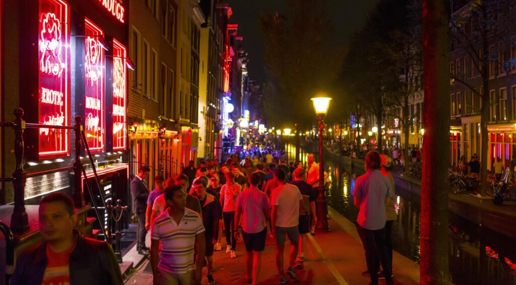 Bedrijven in de Wallen zijn ontstemd over Amsterdams plan om toeristen uit coffeeshops te verbannen