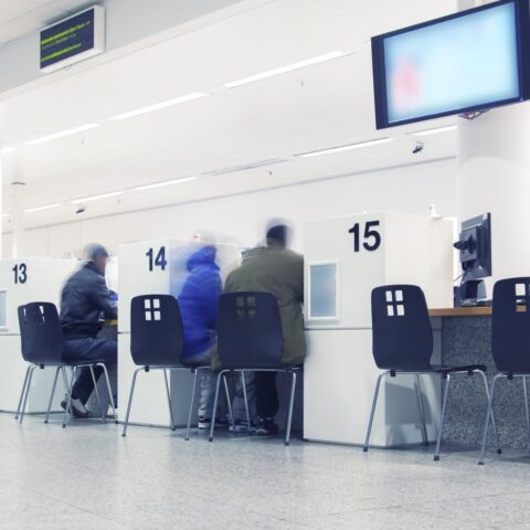 Belastingdienst en DUO beperkt bereikbaar door staking ambtenaren voor loonsverhoging