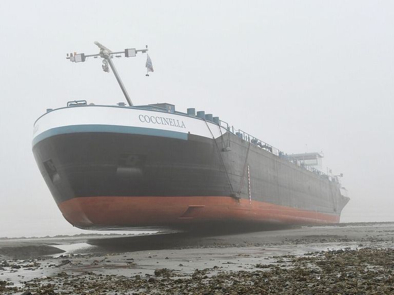 Binnenvaartschip Coccinella op Westerschelde bij Terneuzen weer vlotgetrokken