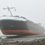 Binnenvaartschip kwam vast te zitten in dichte mist op de Westerschelde nabij Terneuzen