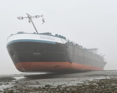 Binnenvaartschip kwam vast te zitten in dichte mist op de Westerschelde nabij Terneuzen