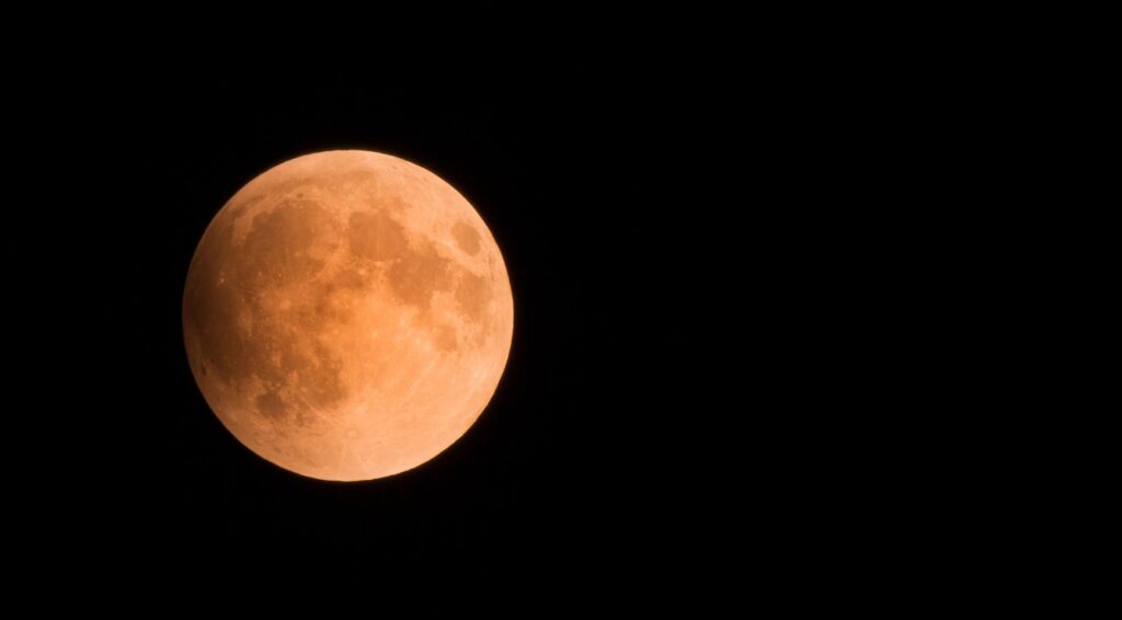 Bloedmaan verlichtte de Nederlandse lucht gisteravond; vandaag zonneschijn en temperaturen tot 17°C