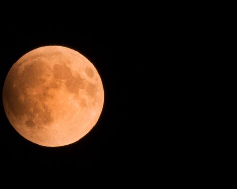 Bloedmaan verlichtte de Nederlandse lucht gisteravond; vandaag zonneschijn en temperaturen tot 17°C