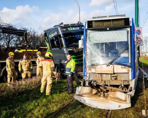 Botsing tussen tram en vrachtwagen in Den Haag, vier mensen gewond