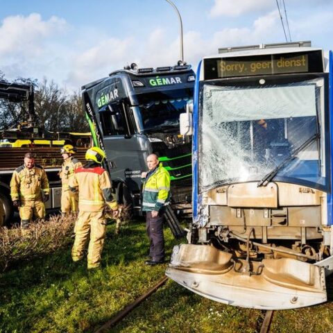 Botsing tussen tram en vrachtwagen in Den Haag, vier mensen gewond
