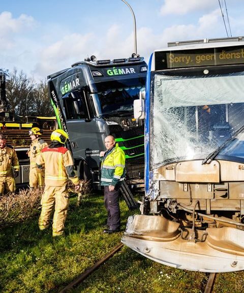 Botsing tussen tram en vrachtwagen in Den Haag, vier mensen gewond