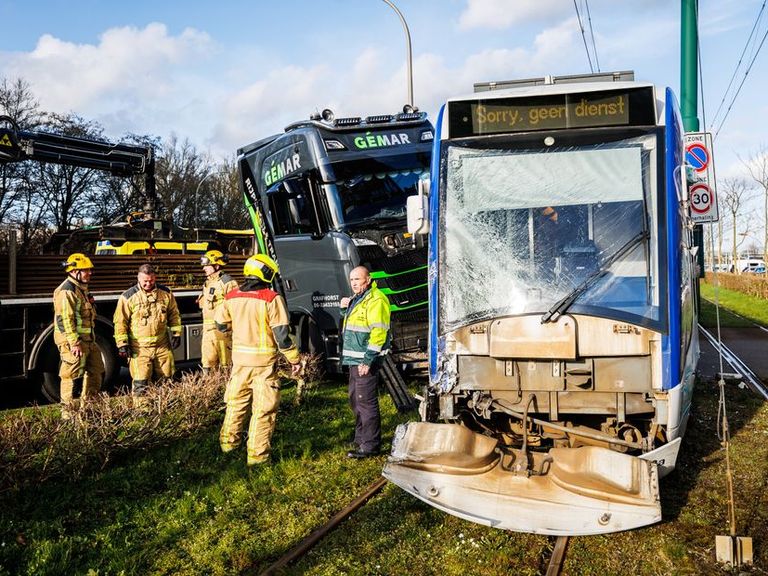 Botsing tussen tram en vrachtwagen in Den Haag, vier mensen gewond