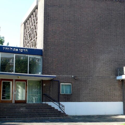 Brandstichting bij synagoge in Rotterdam; politie start onderzoek