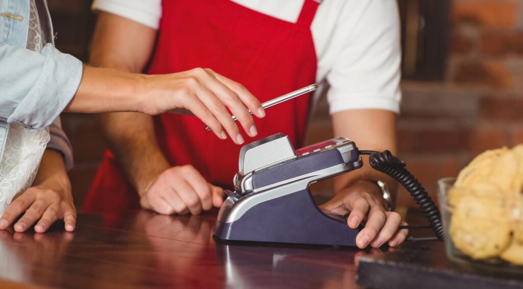 Contactloze betalingen voor het eerst popularer dan bankkaarten