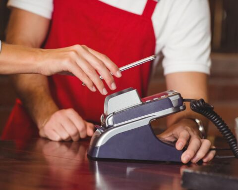 Contactloze betalingen voor het eerst popularer dan bankkaarten