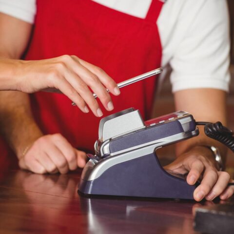 Contactloze betalingen voor het eerst popularer dan bankkaarten