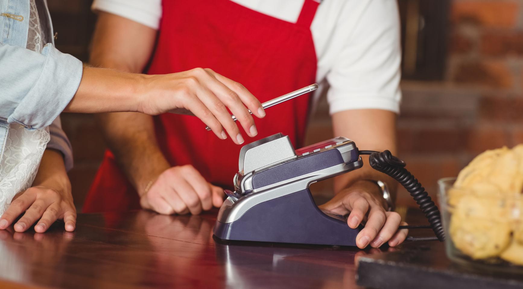 Contactloze betalingen voor het eerst popularer dan bankkaarten