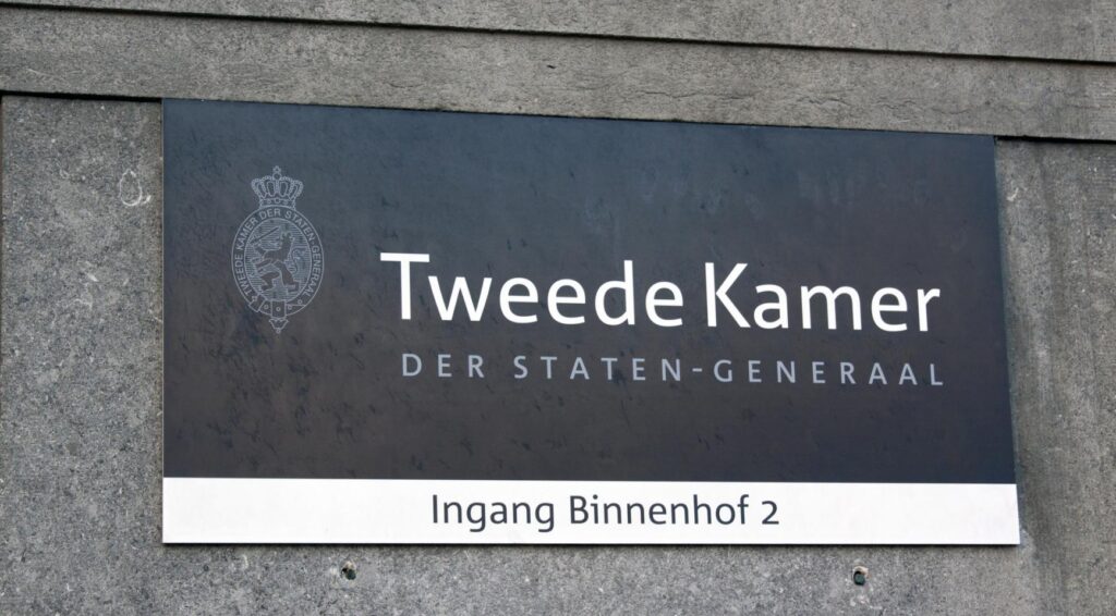 D66, de partij van de Nederlandse premier, verliest steun door verschuiving naar rechtse politiek