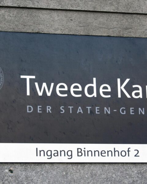 D66, de partij van de Nederlandse premier, verliest steun door verschuiving naar rechtse politiek