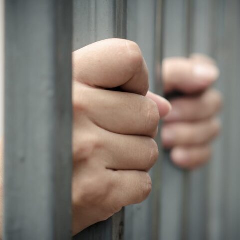 Dakloze man uit Hoeksche Waard gearresteerd voor twee seksuele aanrandingen in Goudswaard