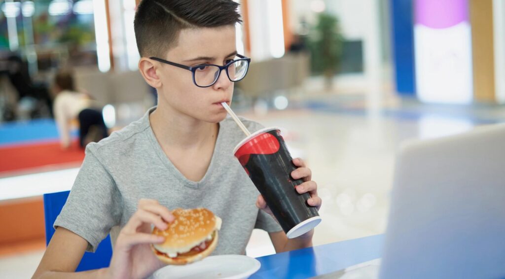 De helft van de Nederlandse kinderen drinkt wekelijks 16,5 glazen suikerhoudende dranken