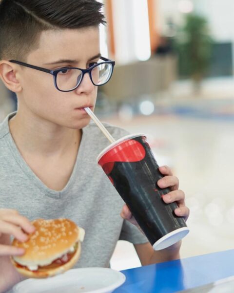 De helft van de Nederlandse kinderen drinkt wekelijks 16,5 glazen suikerhoudende dranken