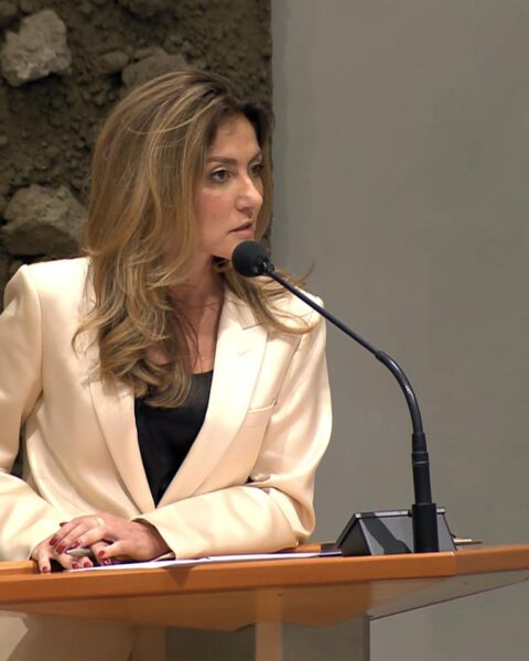 Defensieminister verdedigt €93.000 privéjetreis naar fregat in de Middellandse Zee