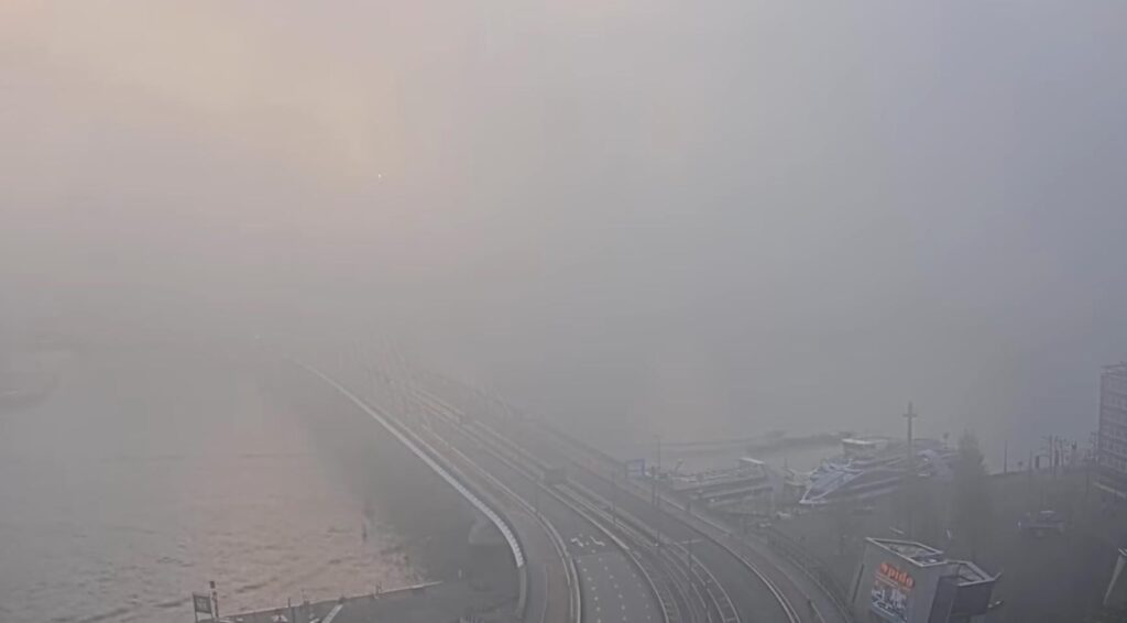 Dichte mist bedekt centraal en zuidelijk Nederland; bestuurders gewaarschuwd voor gevaarlijke wegen