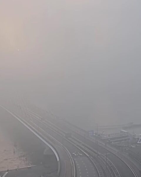 Dichte mist bedekt centraal en zuidelijk Nederland; bestuurders gewaarschuwd voor gevaarlijke wegen