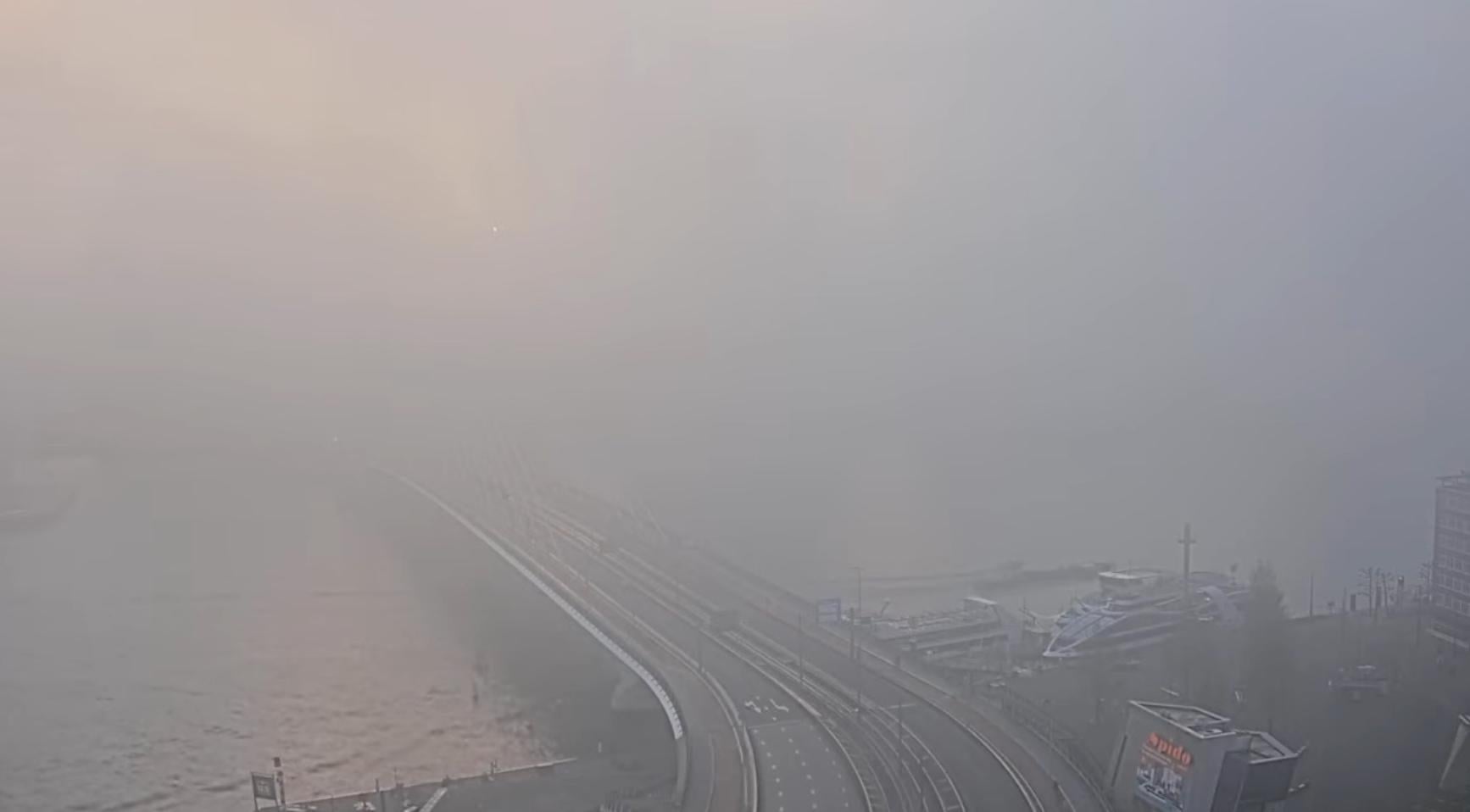 Dichte mist bedekt centraal en zuidelijk Nederland; bestuurders gewaarschuwd voor gevaarlijke wegen