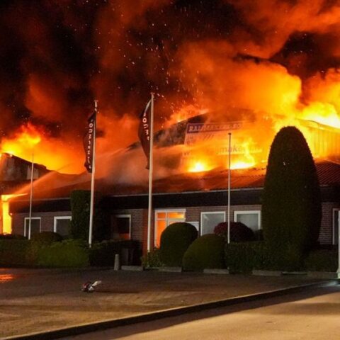 Drie loodsen verwoest door brand op industrieterrein in Someren