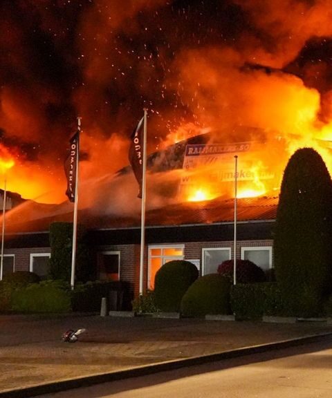 Drie loodsen verwoest door brand op industrieterrein in Someren