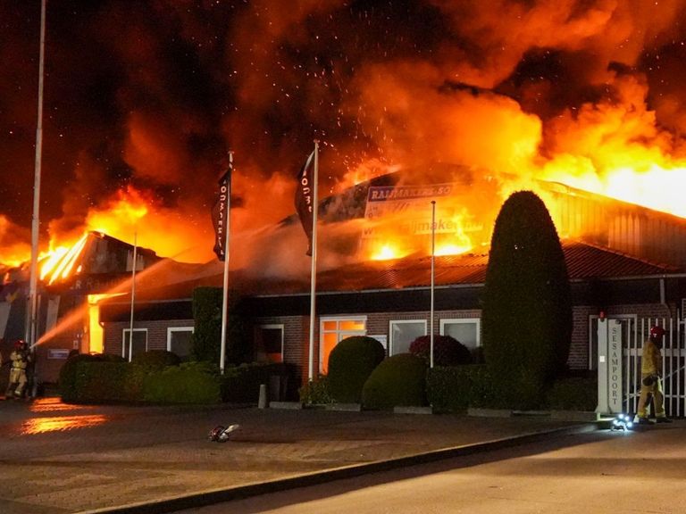 Drie loodsen verwoest door brand op industrieterrein in Someren