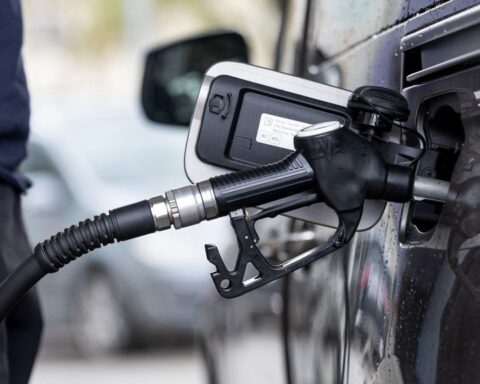 Druk op kabinet groeit, Kamer eist actie tegen hoge prijzen