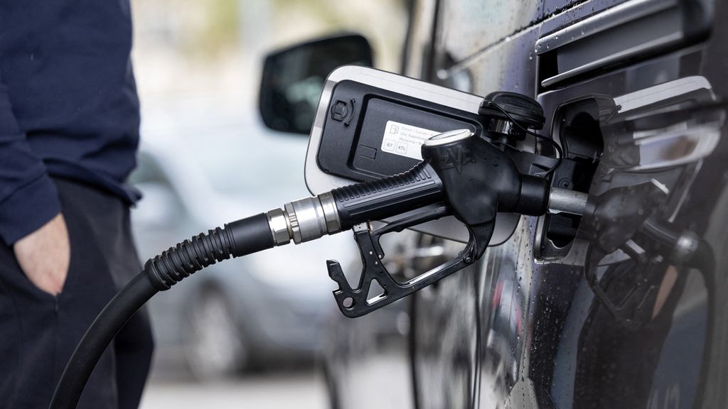 Druk op kabinet groeit, Kamer eist actie tegen hoge prijzen