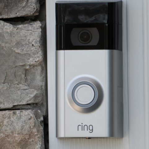 Een derde van de deurbelcamera-eigenaren behoudt beelden van openbare ruimtes langer dan toegestaan