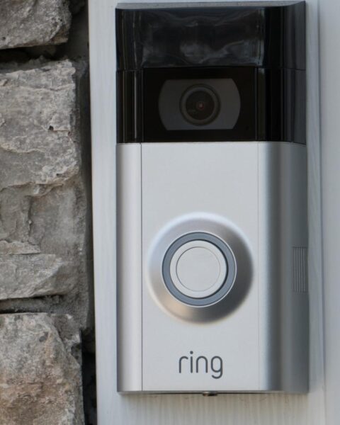 Een derde van de deurbelcamera-eigenaren behoudt beelden van openbare ruimtes langer dan toegestaan