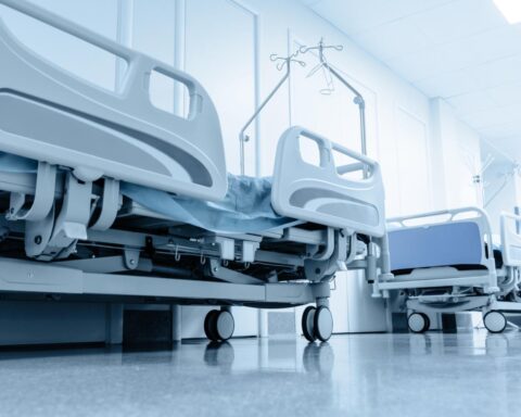 Een gewonde bij appartementenbrand in Voorburg, politie onderzoekt oorzaak