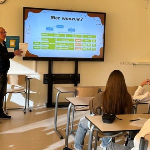 Eerste les Twents op middelbare school in Hengelo benadrukt belang van streektaal