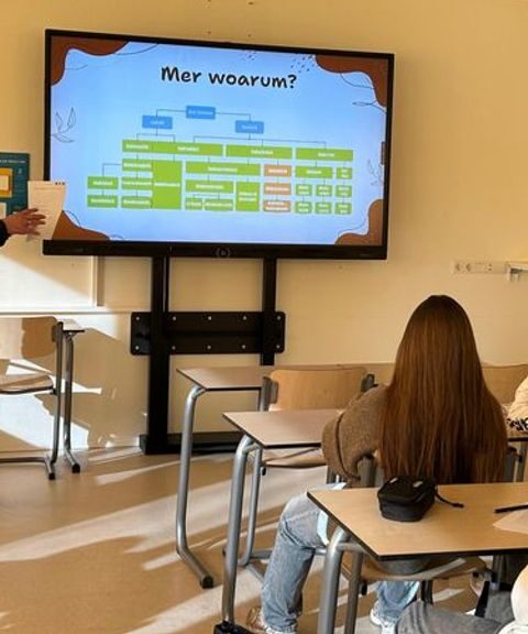 Eerste les Twents op middelbare school in Hengelo benadrukt belang van streektaal