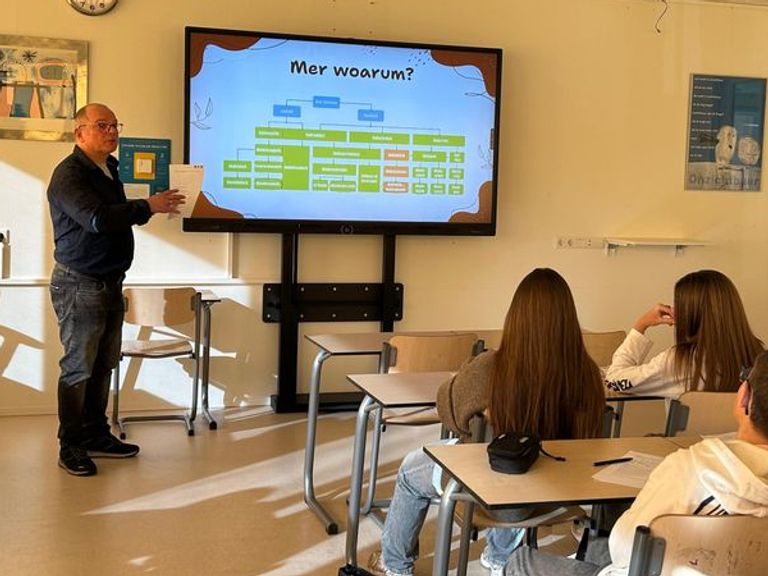 Eerste les Twents op middelbare school in Hengelo benadrukt belang van streektaal