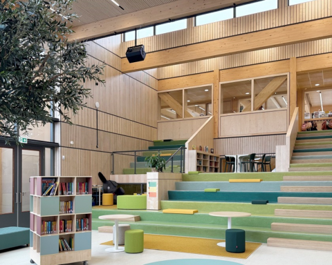 Eerste modulaire houten basisschool in Amsterdam geopend met innovatieve bouwmethode