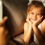 Experts waarschuwen voor langdurige risico's van het delen van foto's van kinderen online