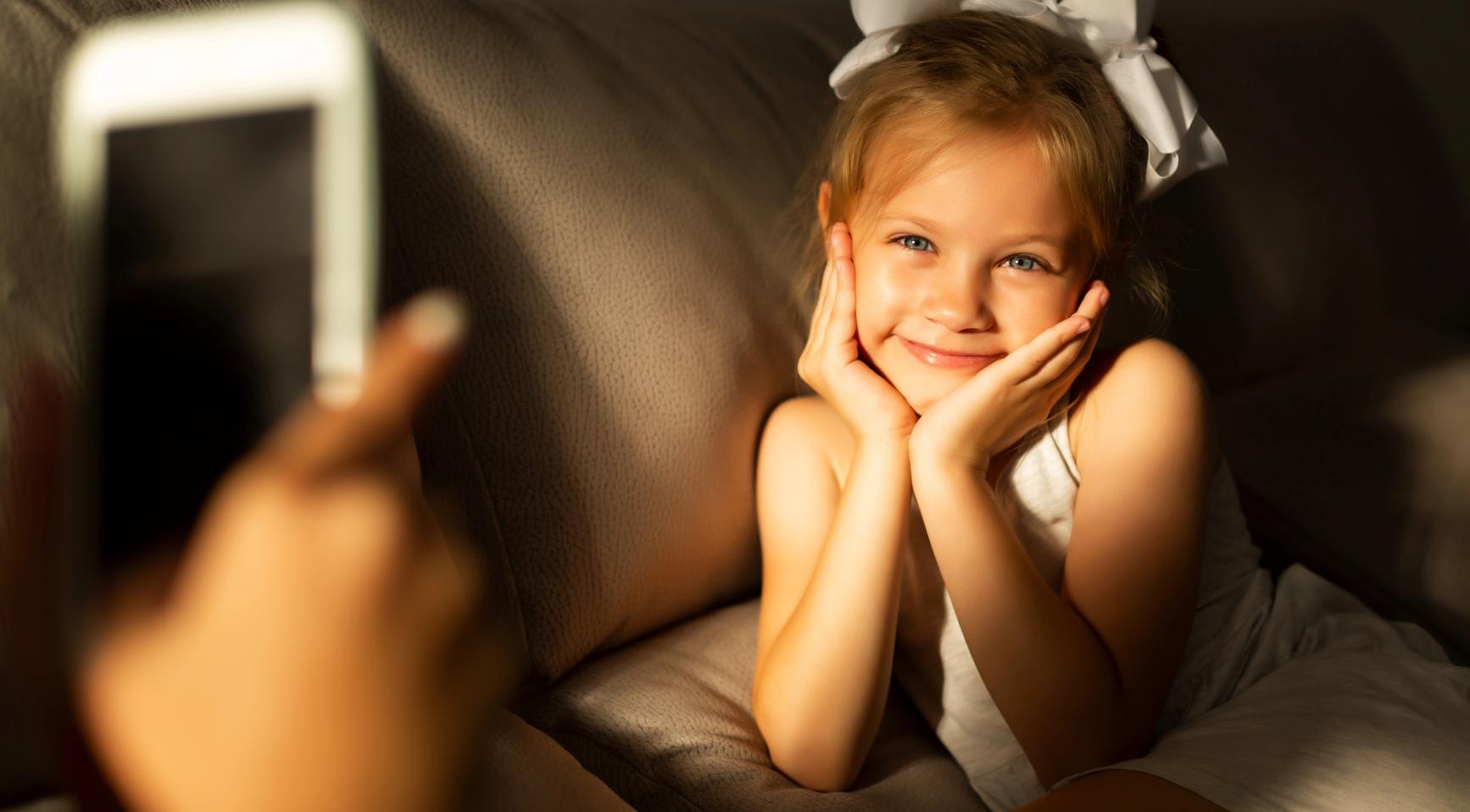 Experts waarschuwen voor langdurige risico's van het delen van foto's van kinderen online