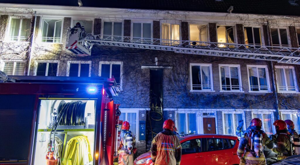 Explosie veroorzaakt brand in Amsterdamse woning; vijf mensen naar ziekenhuis voor rookvergiftiging