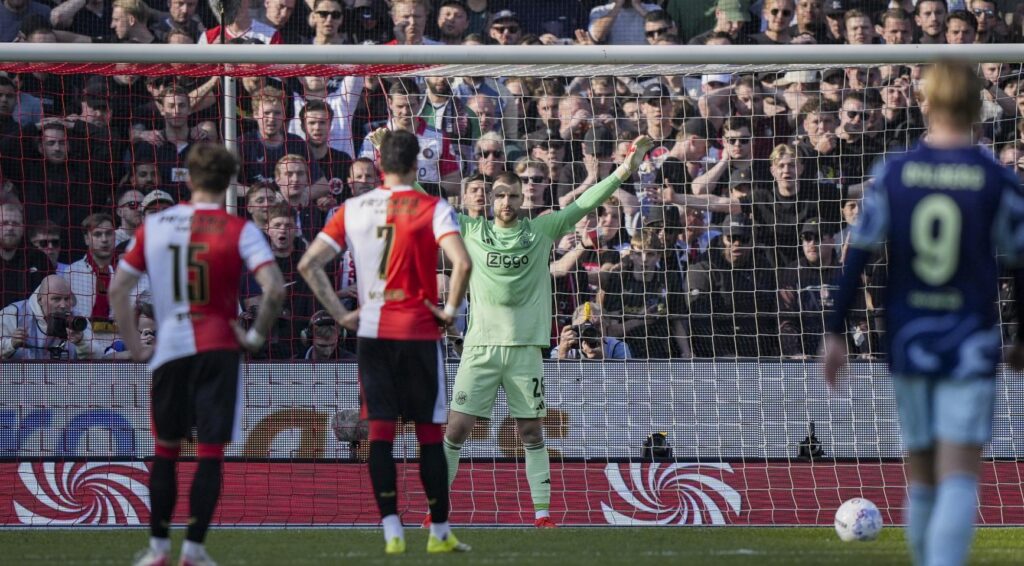 Feyenoord en Ajax spelen 1-1 gelijk terwijl PSV wacht op titelbevestiging