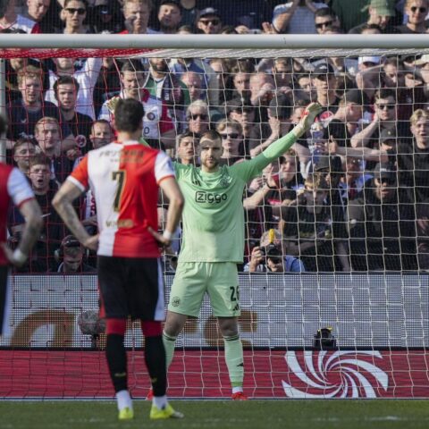 Feyenoord en Ajax spelen 1-1 gelijk terwijl PSV wacht op titelbevestiging