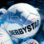 Feyenoord verliest kans op Ajax-gelijkspel; Twente sluit zich aan bij tweedeplaatsstrijd