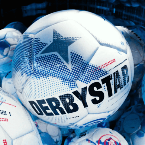 Feyenoord verliest kans op Ajax-gelijkspel; Twente sluit zich aan bij tweedeplaatsstrijd