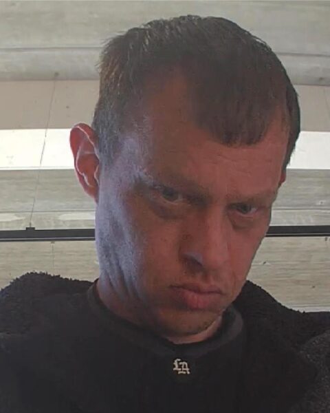 Gevangenis-ontsnapping van veroordeelde seksdelinquent uit psychiatrische inrichting in Groningen; grote klopjacht aan de gang