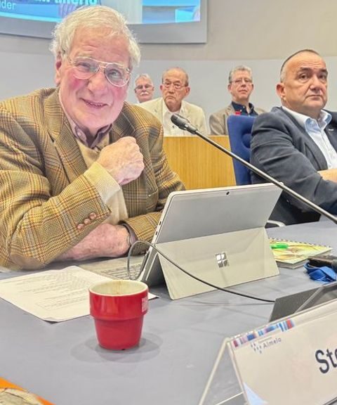 Gijs Stork (85) neemt na 44 jaar afscheid van de gemeenteraad in Almelo