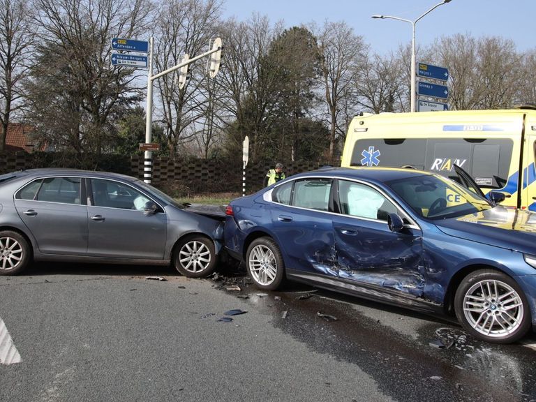 Gouverneur Emile Roemer betrokken bij ongeluk in Heijen: bestuurder andere auto gewond