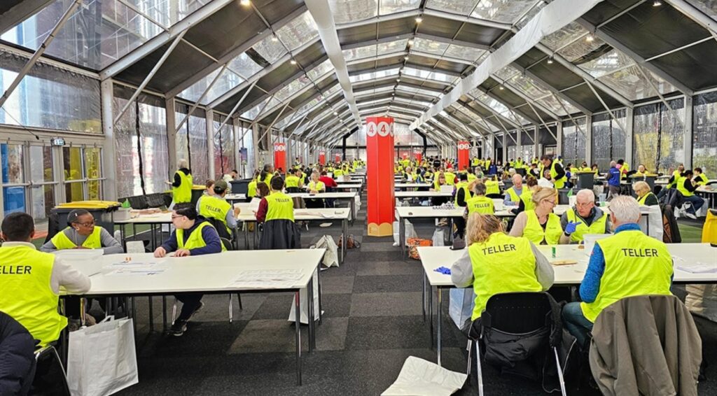 GroenLinks wint gemeenteraadsverkiezingen Amsterdam 2026 met winst van één zetel